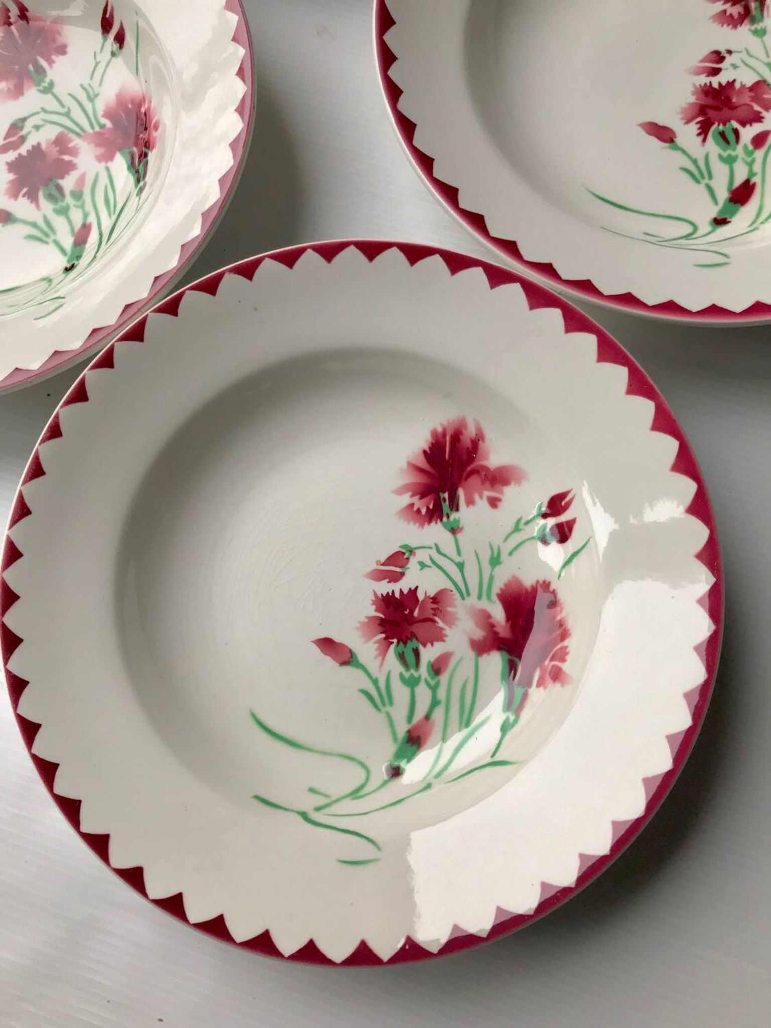Lot de 4 assiettescreuses Digoin Sarreguemines modèle œillets