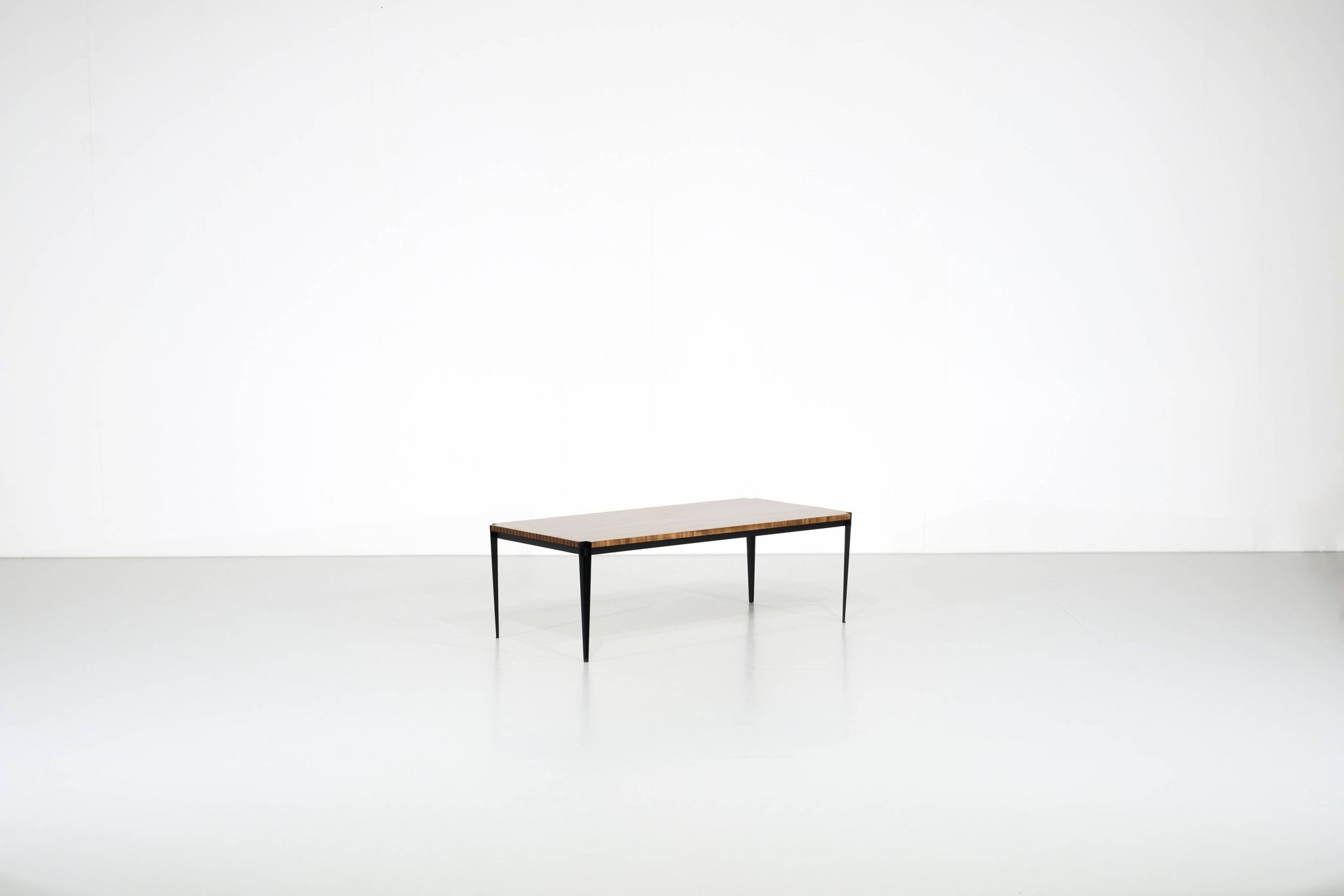 Table basse par Osvaldo Borsani pour Tecno, Italie 1957.