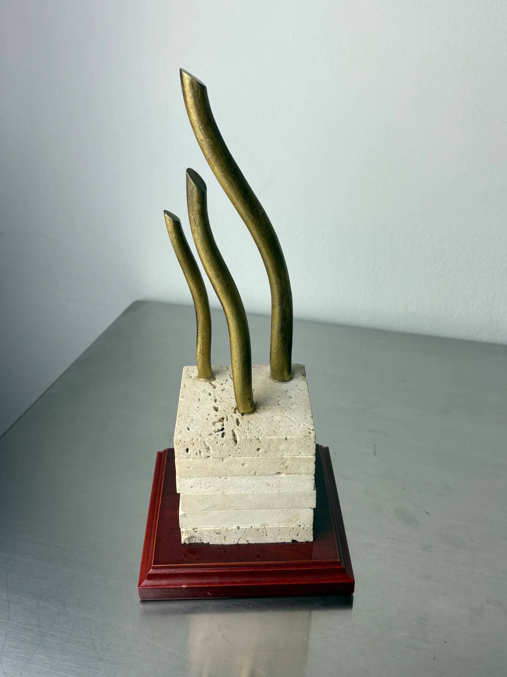 Serre-livres sculpture brutaliste en travertin, bois et bronze, Espagne années 1970