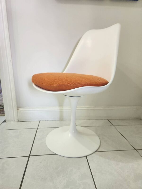 Chaise pivotante Tulip design de Eero Saarinen pour Knoll Int.