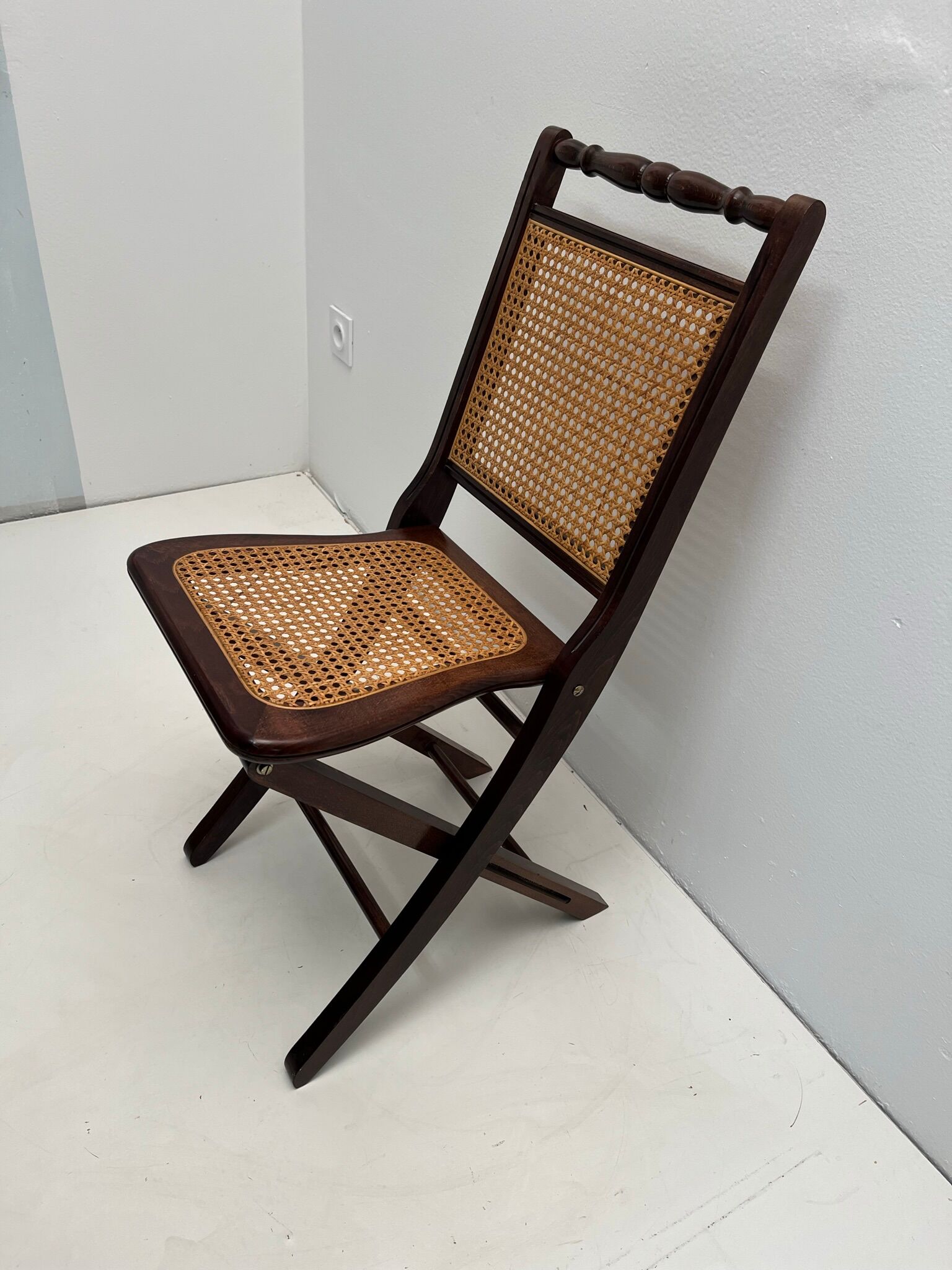 2 vintage folding chairs in wood and canning, 60s