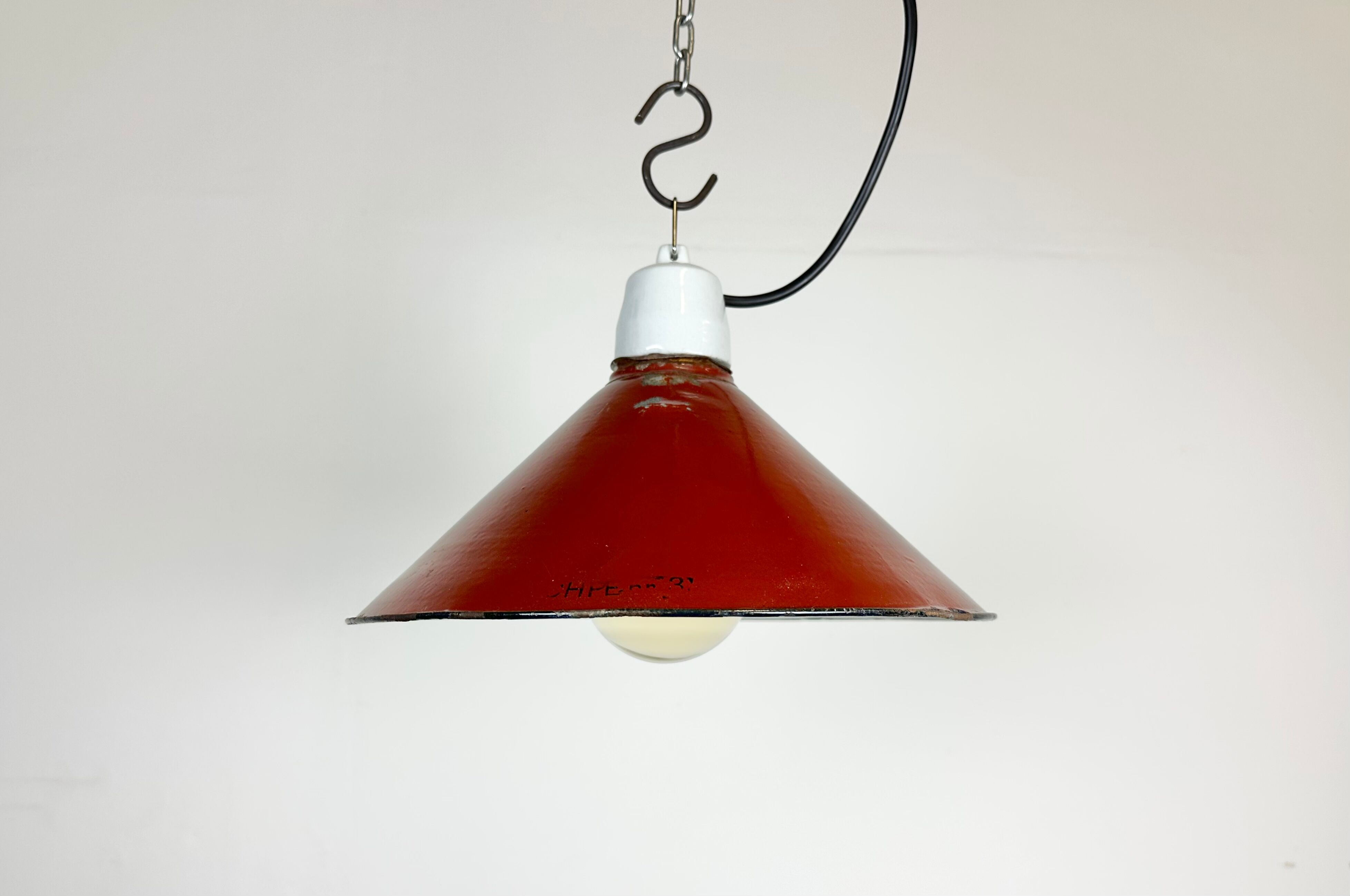 Suspension industrielle en émail rouge, années 1970