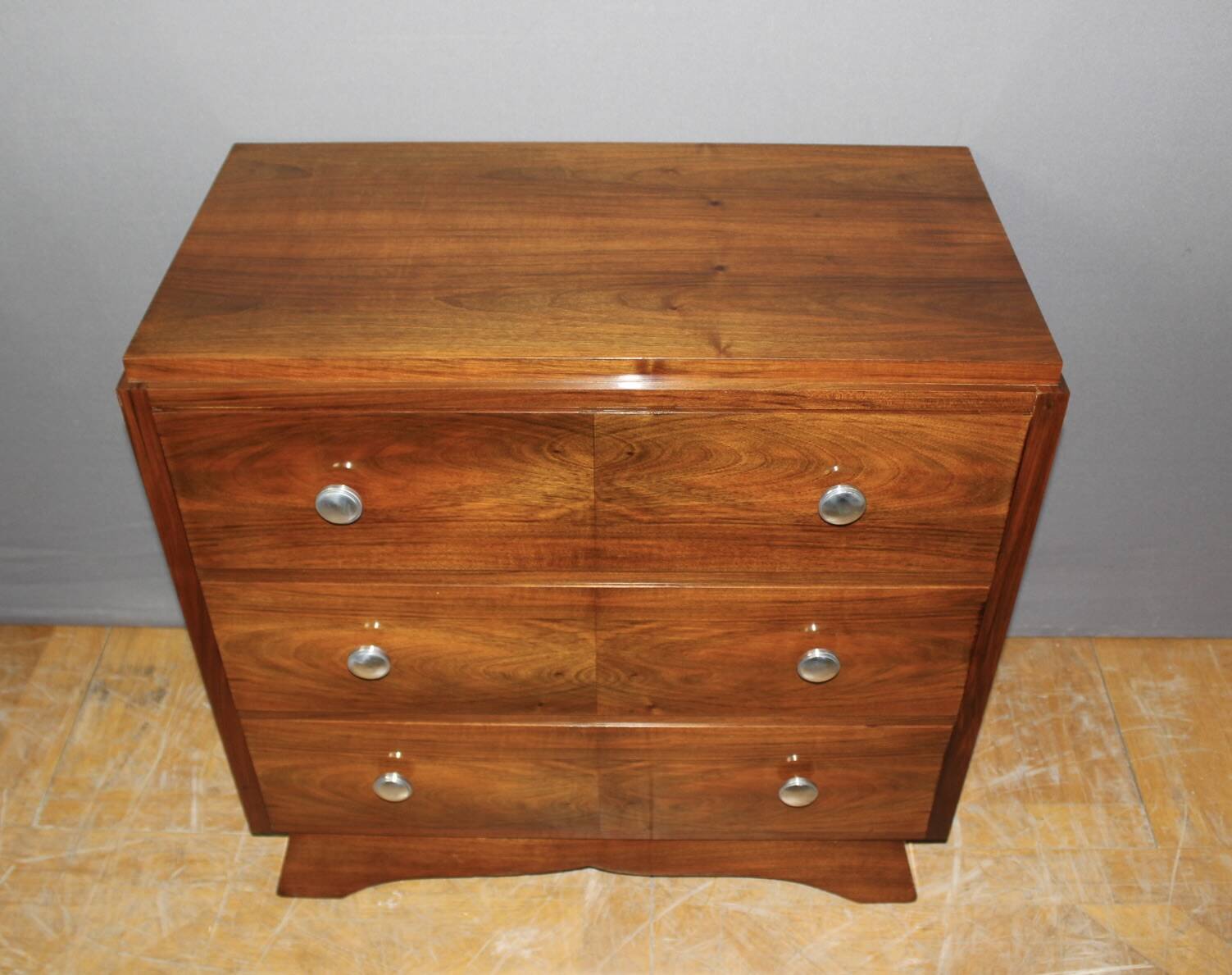 Commode Art Déco en noyer vers 1930
