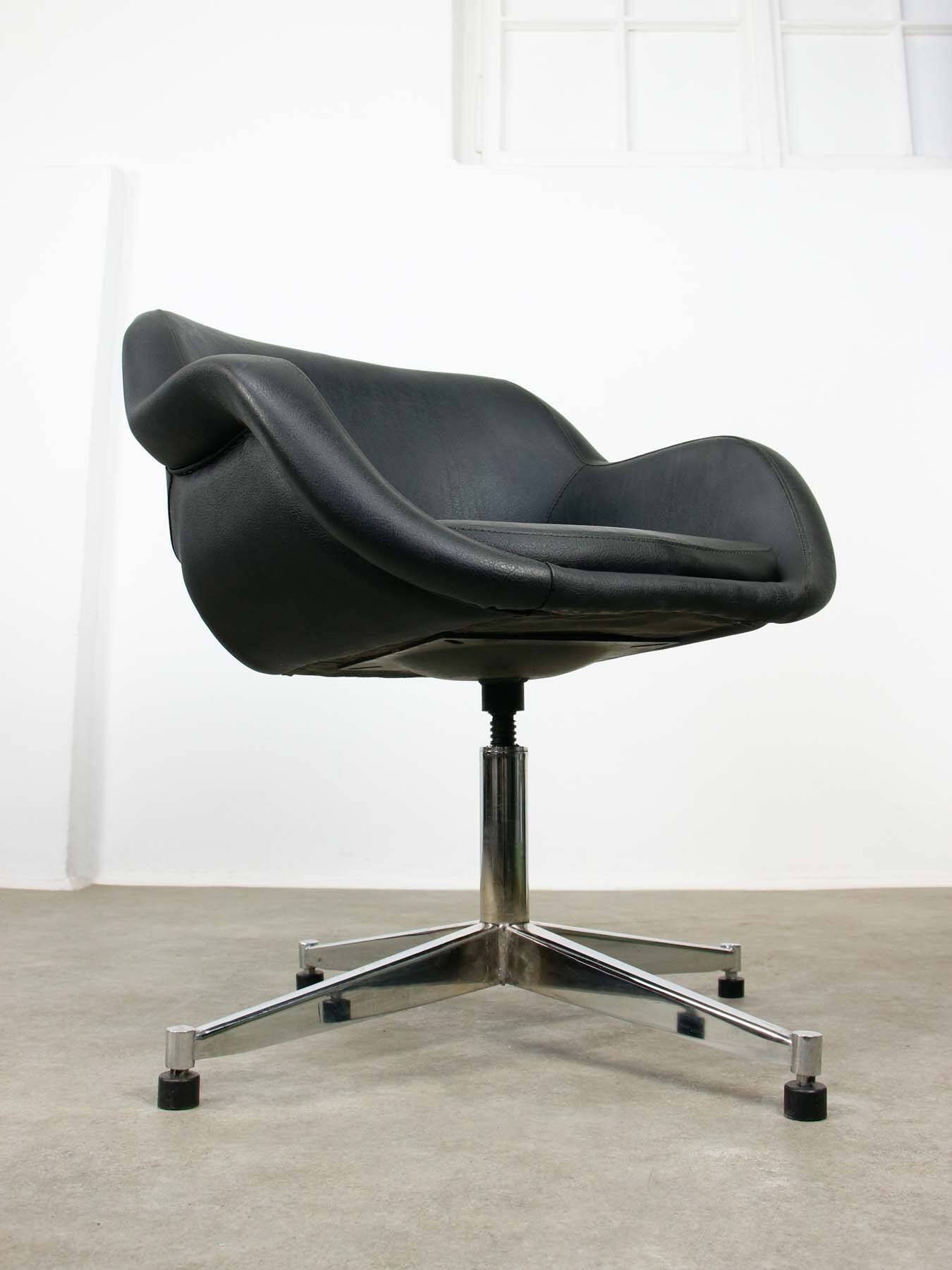 Chaise pivotante vintage en simili cuir noir et chrome, années 70
