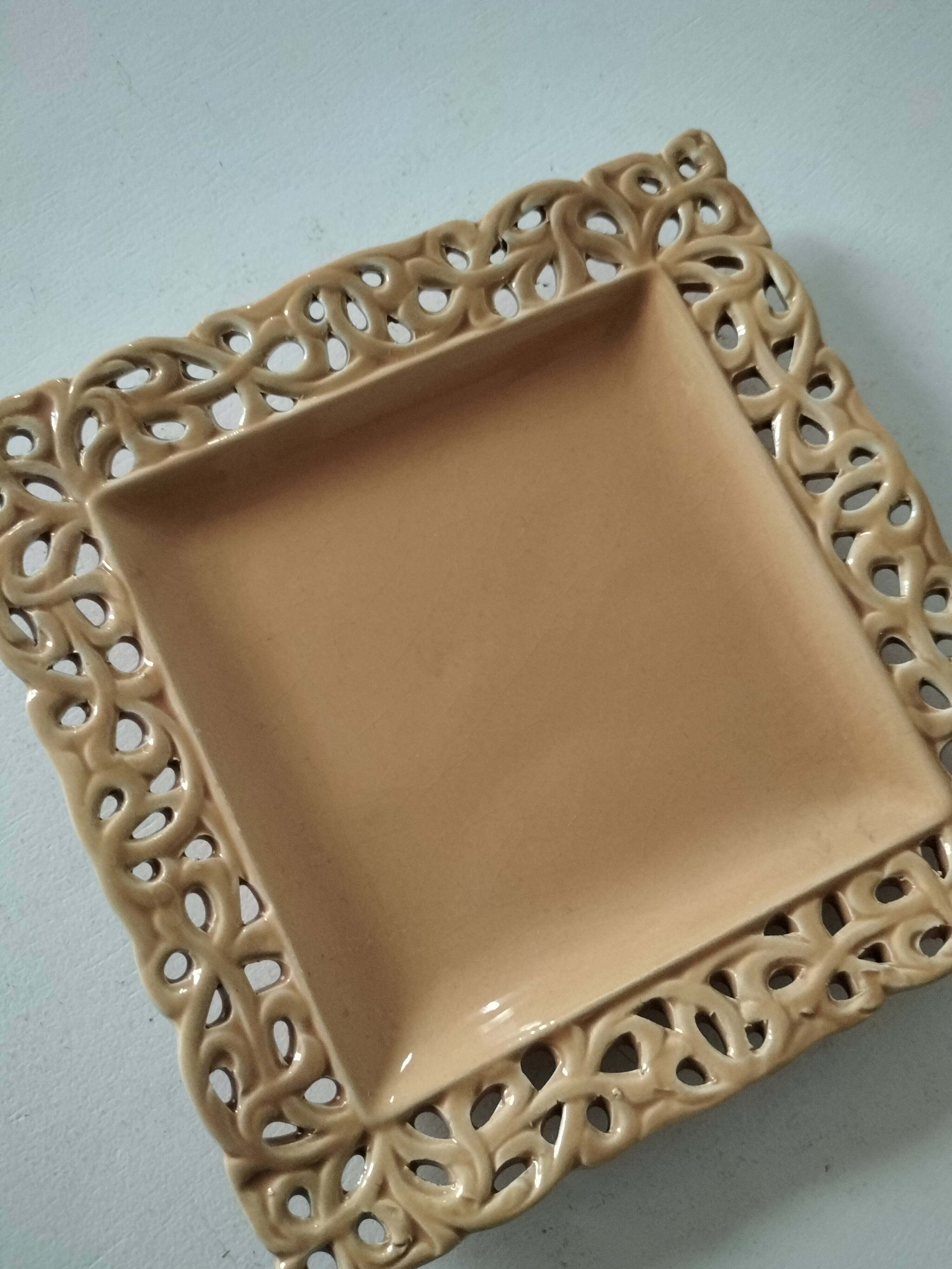 Caramel openwork pocket emptier with lace border