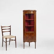 Cabinet d'angle de style Louis XV en verre cintré, 1950