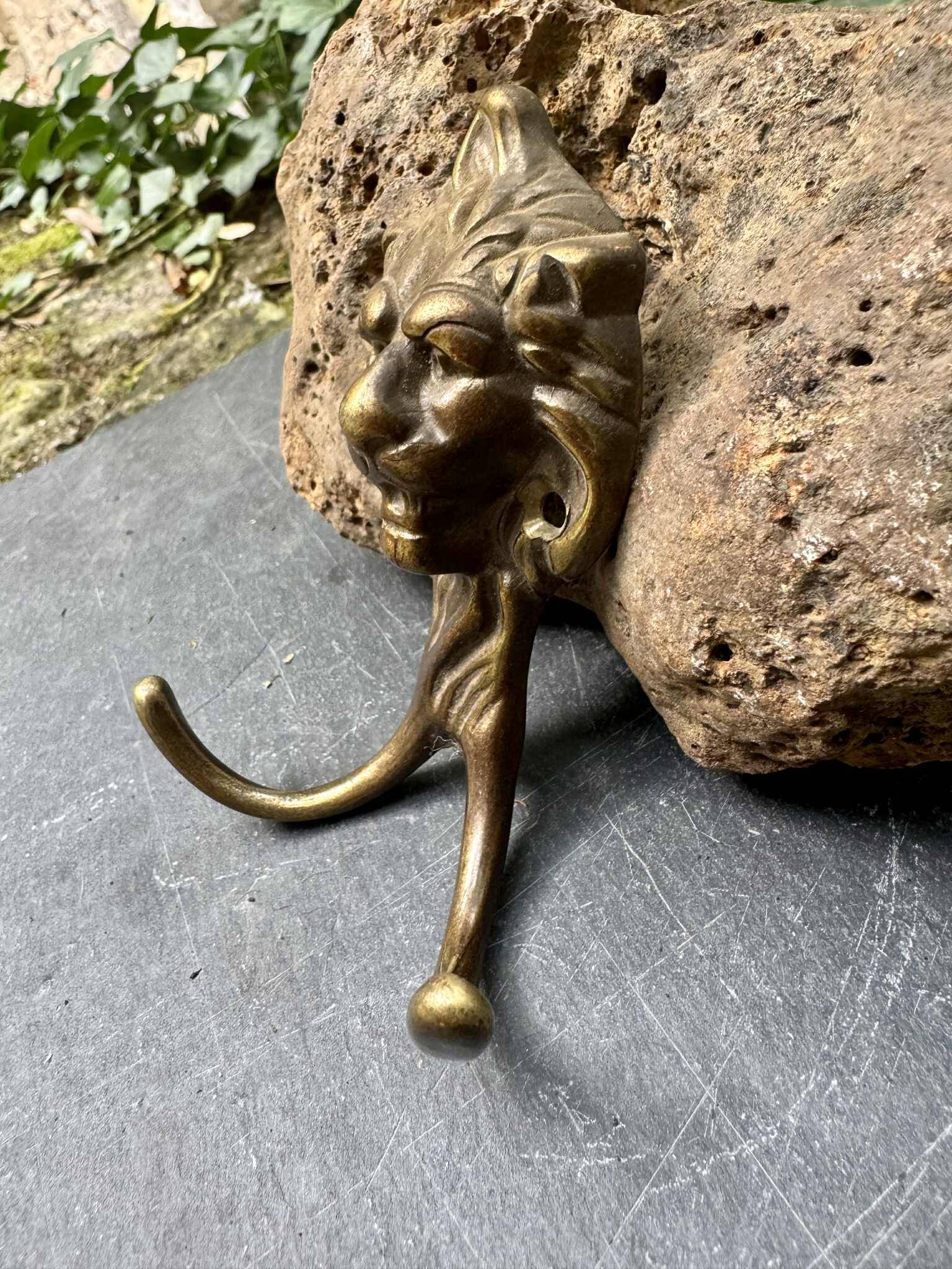 Patère lion en laiton style baroque