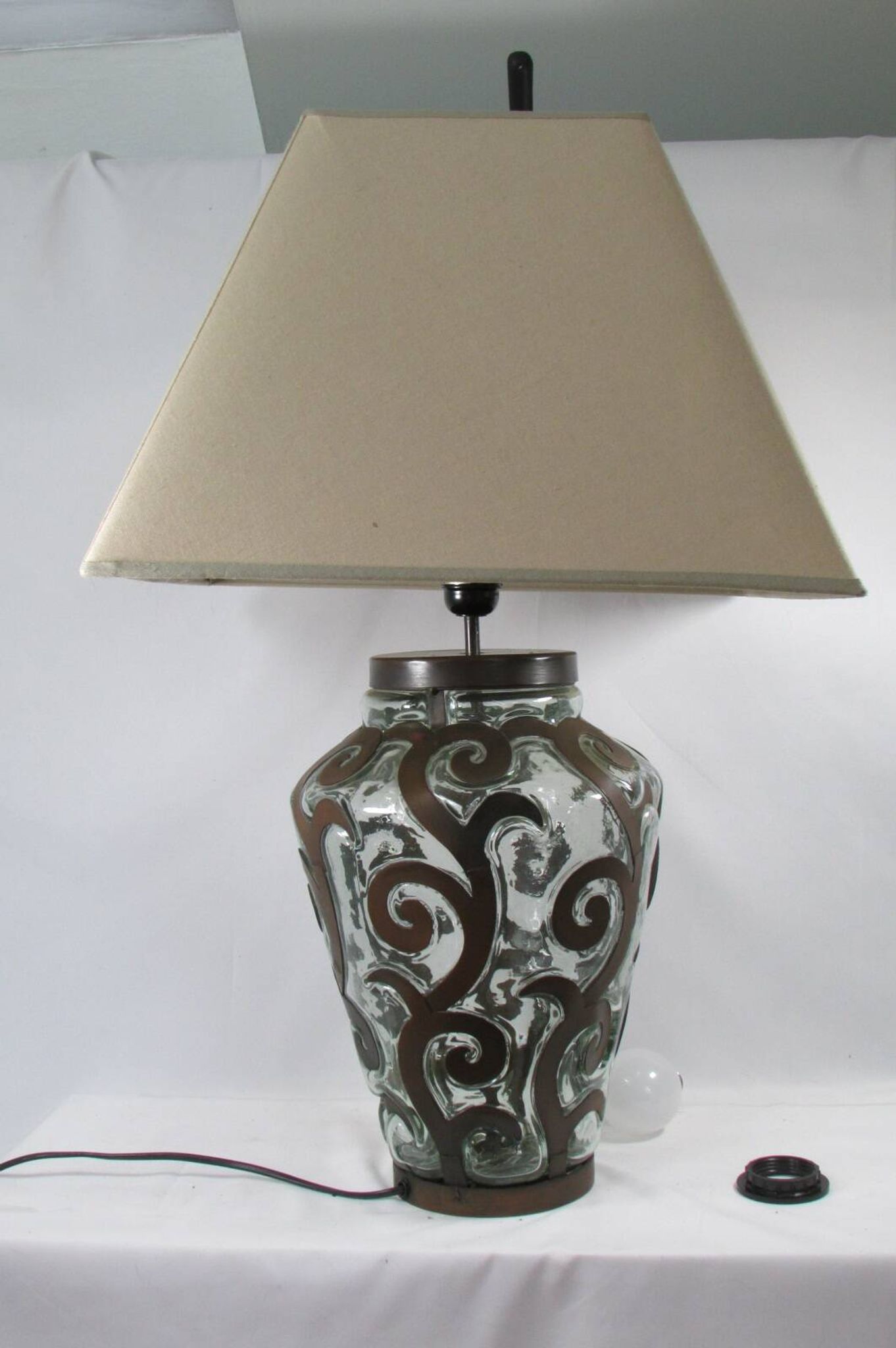 Lampe de salon, fer forgé et verre soufflé