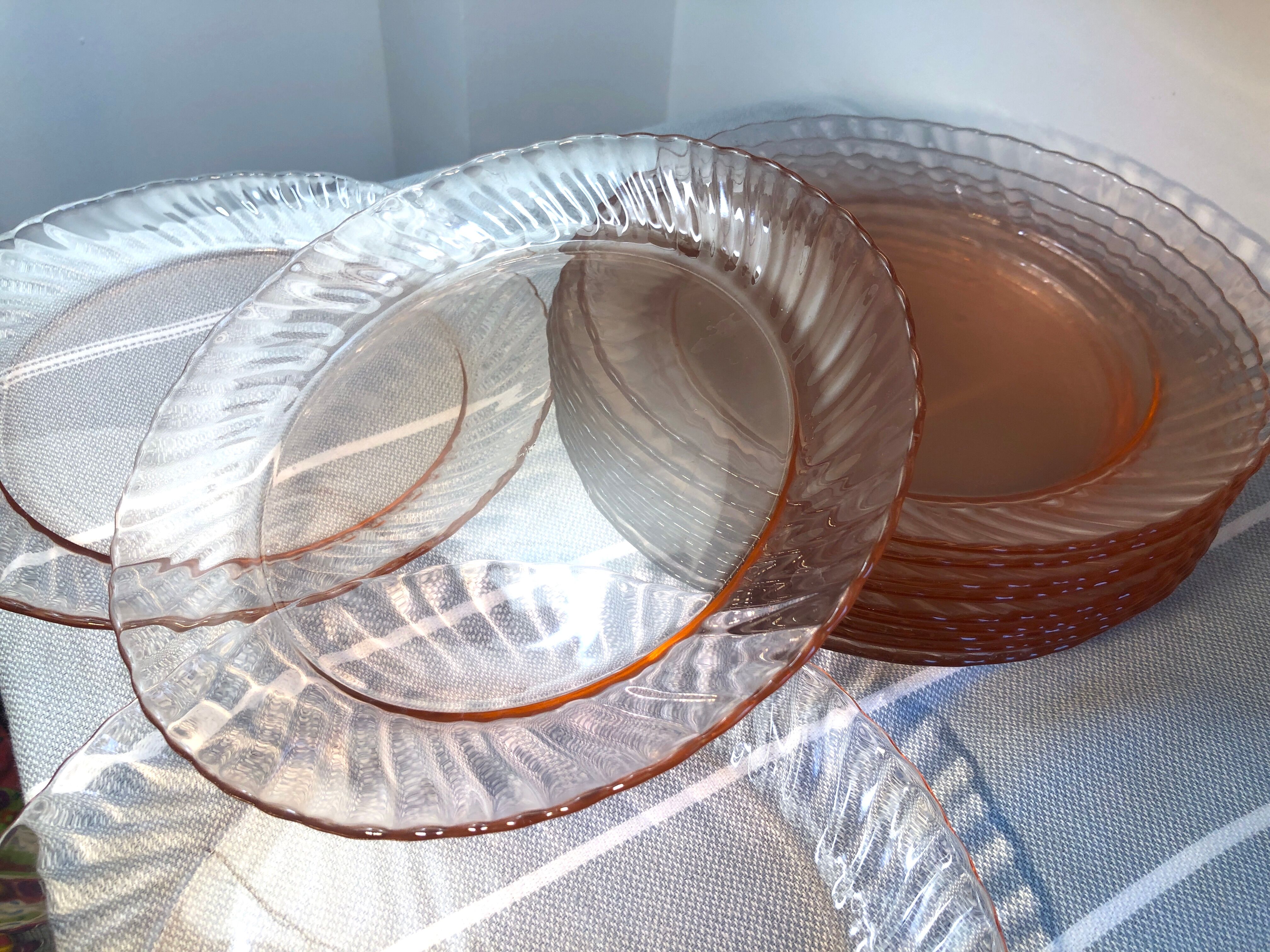 Pink glass dessert plates from the 70s, Arcoroc "Rosaline" +1 offered