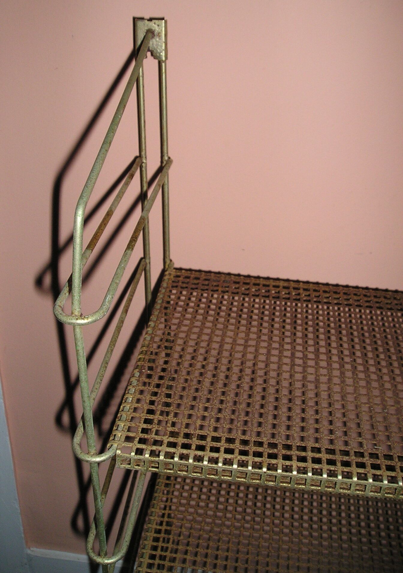 Etagère vintage Tomado métal perforé