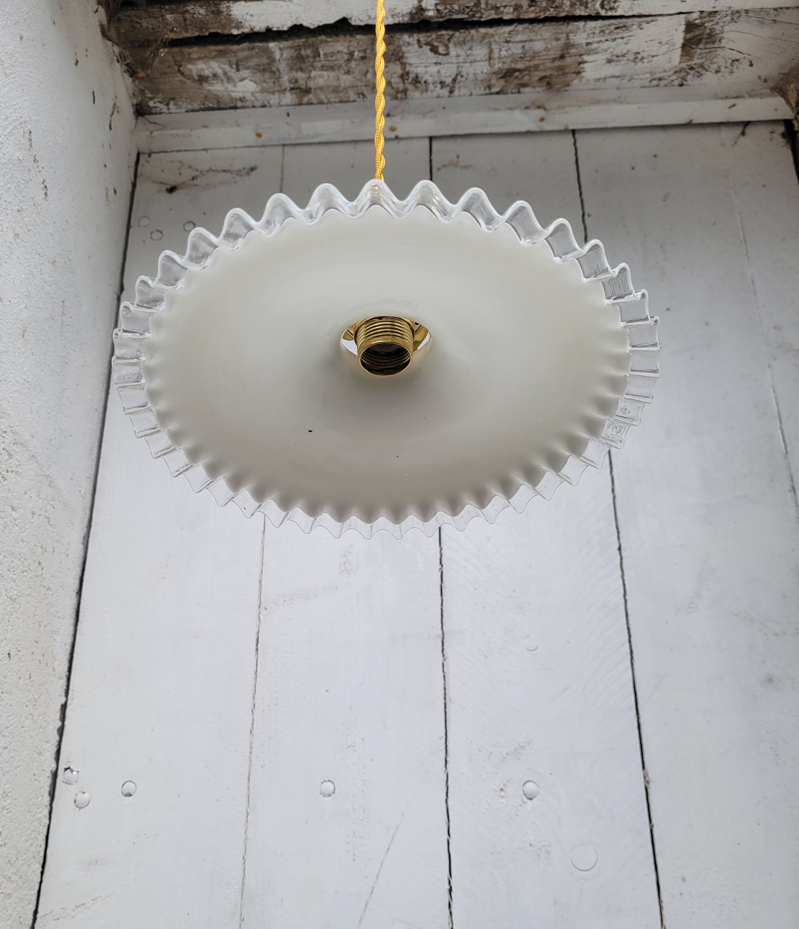 Serrated opaline suspension