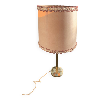 Lampe de table, de chevet en laiton dore, pieds colonne, abat jour beige avec passementerie, vintage