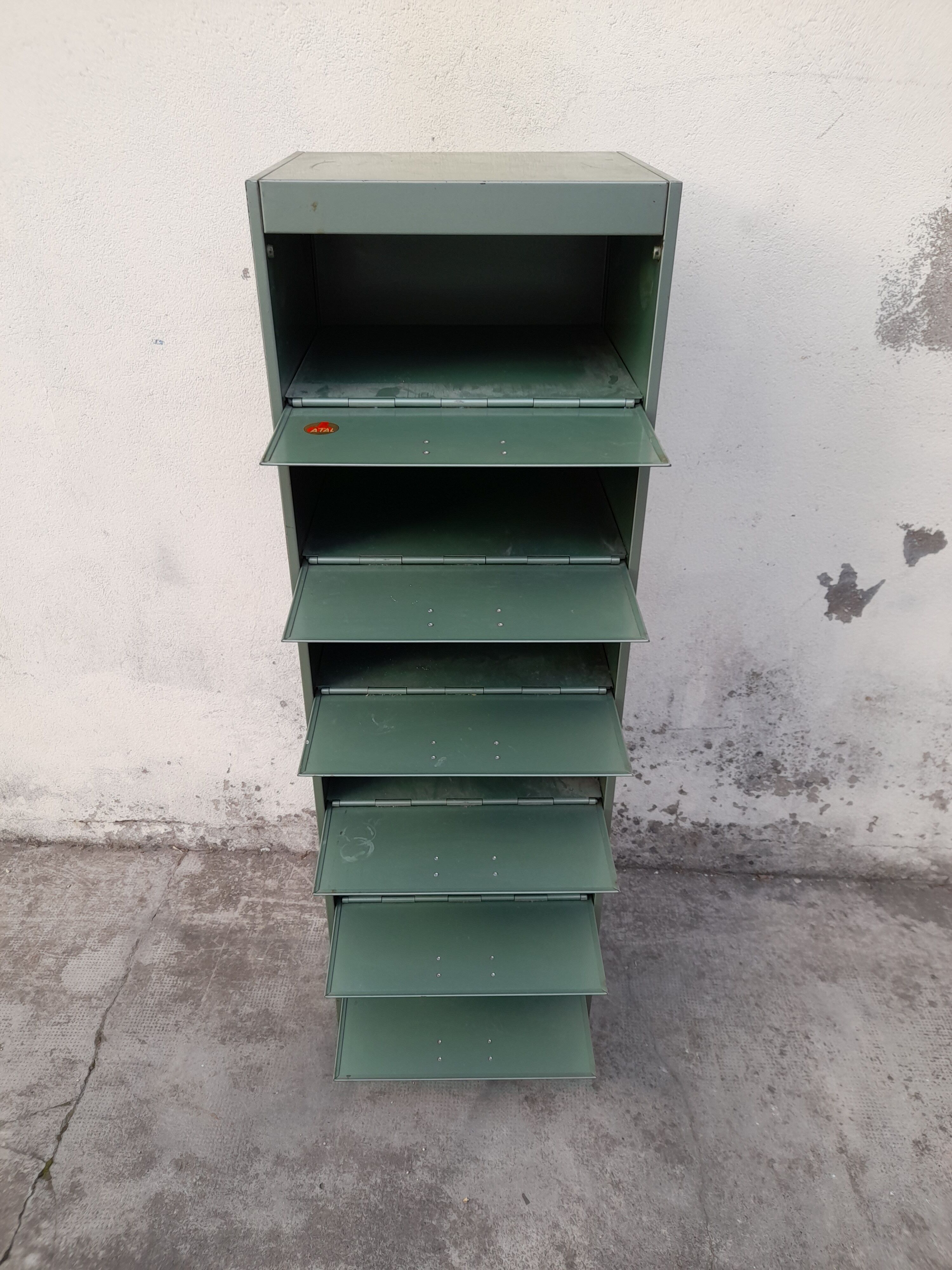 Iron claplet cabinet