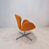Set of 2 Swan Chairs by Arne Jacobsen and Fritz Hansen