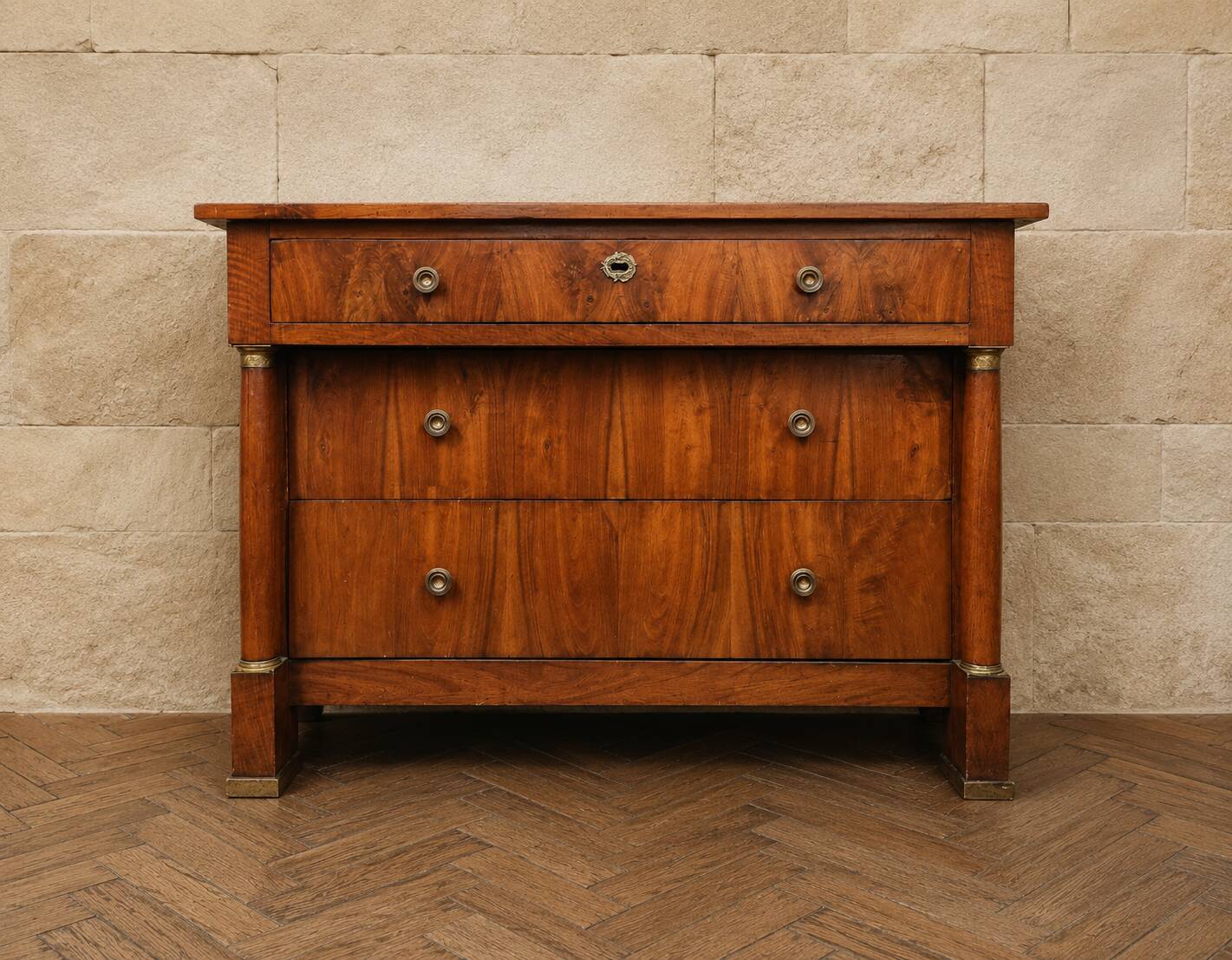 Commode d'époque Empire en noyer à colonnes détachées et bronzes dorés