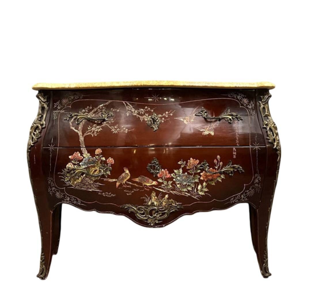 Curved jump commode in lacquer with Japonese decoration.