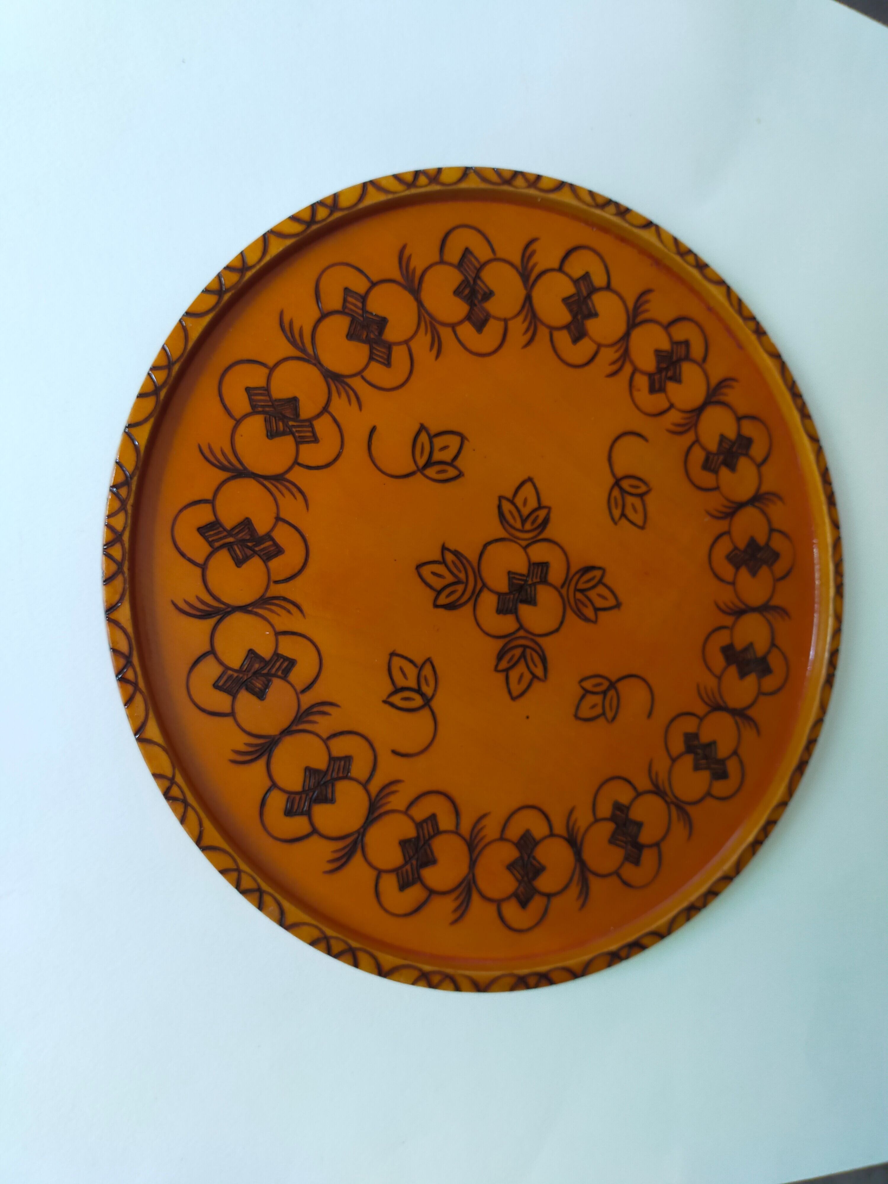 Round top in carved wood and vintage varnish