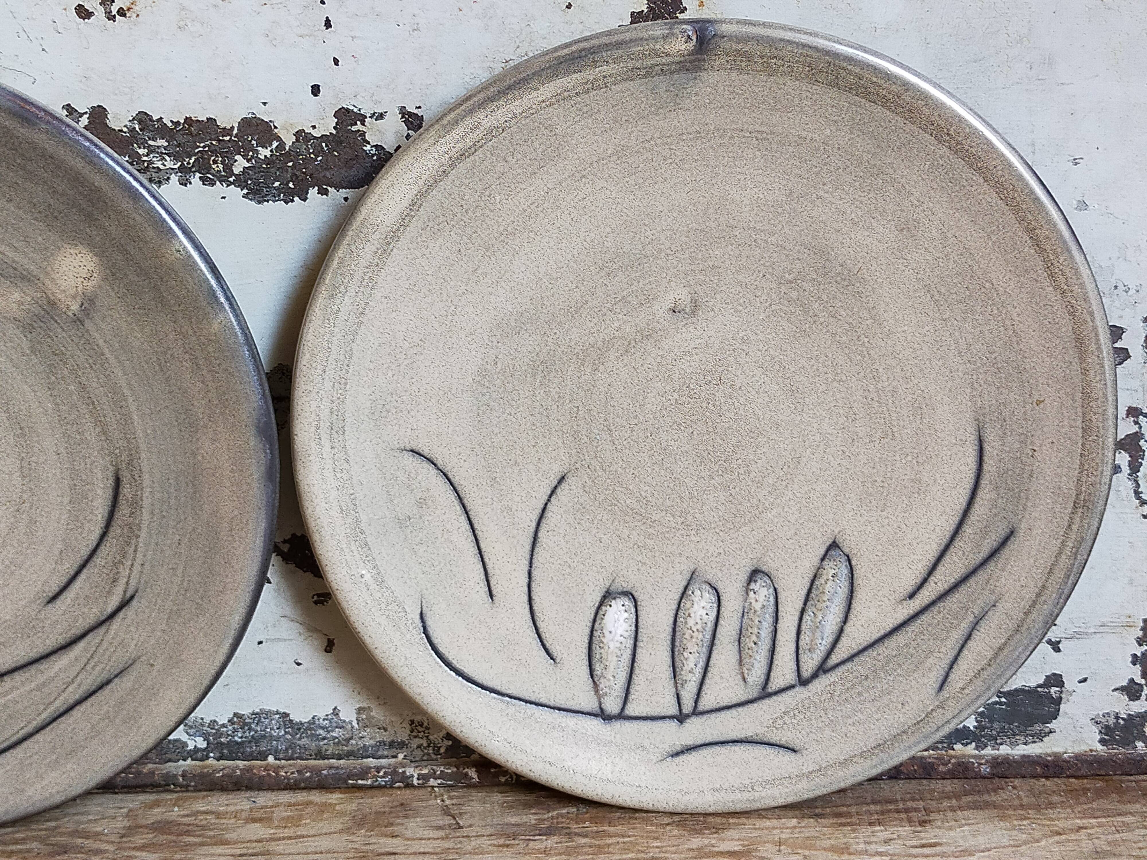 Duo of ceramic plates decorated with vintage foliage