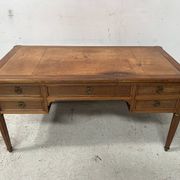Bureau de style Louis XVI en bois de noyer Fin du XIX siècle