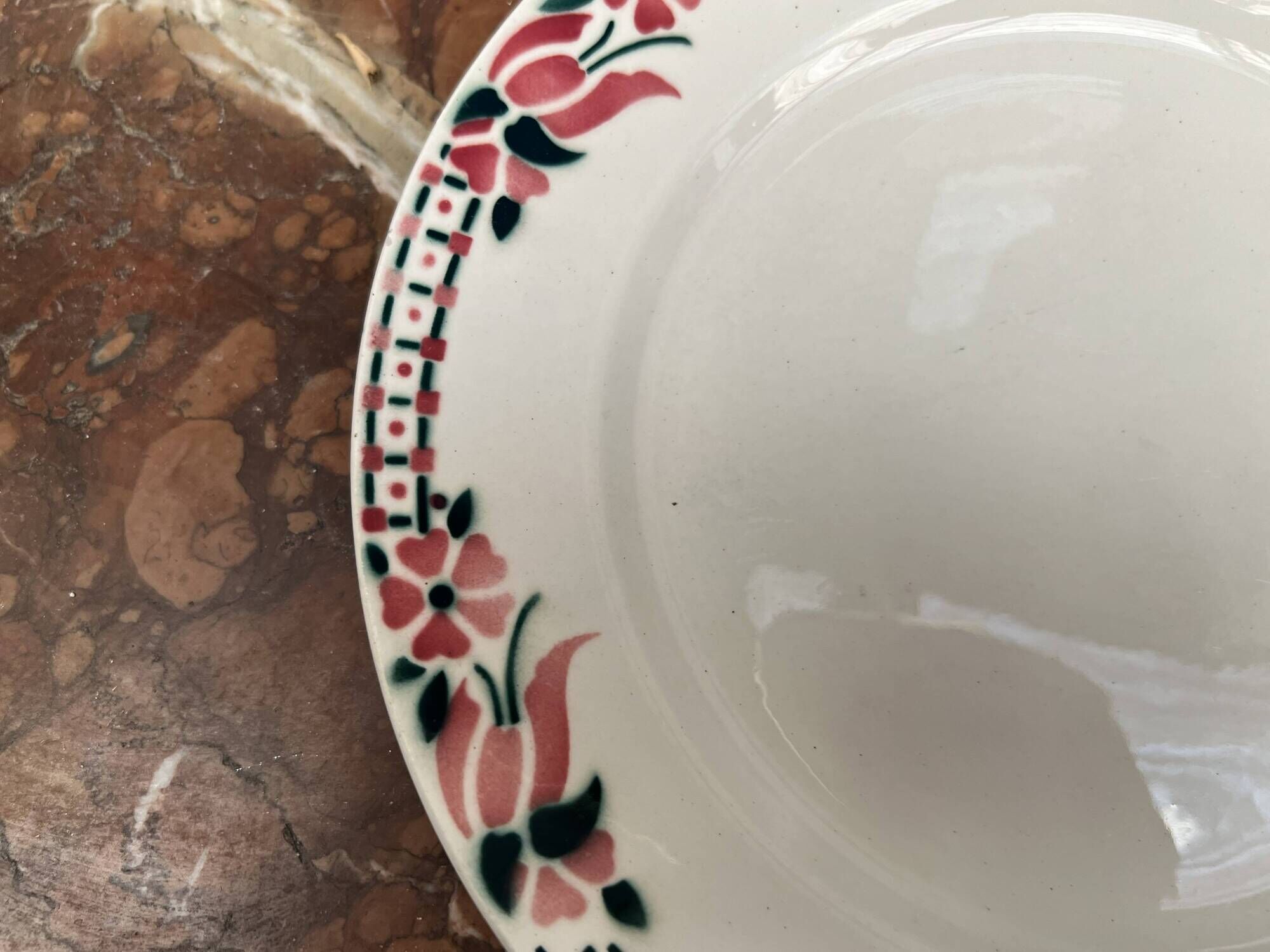 Set of 5 flat plates Céranord Saint-Amand with red floral decoration.