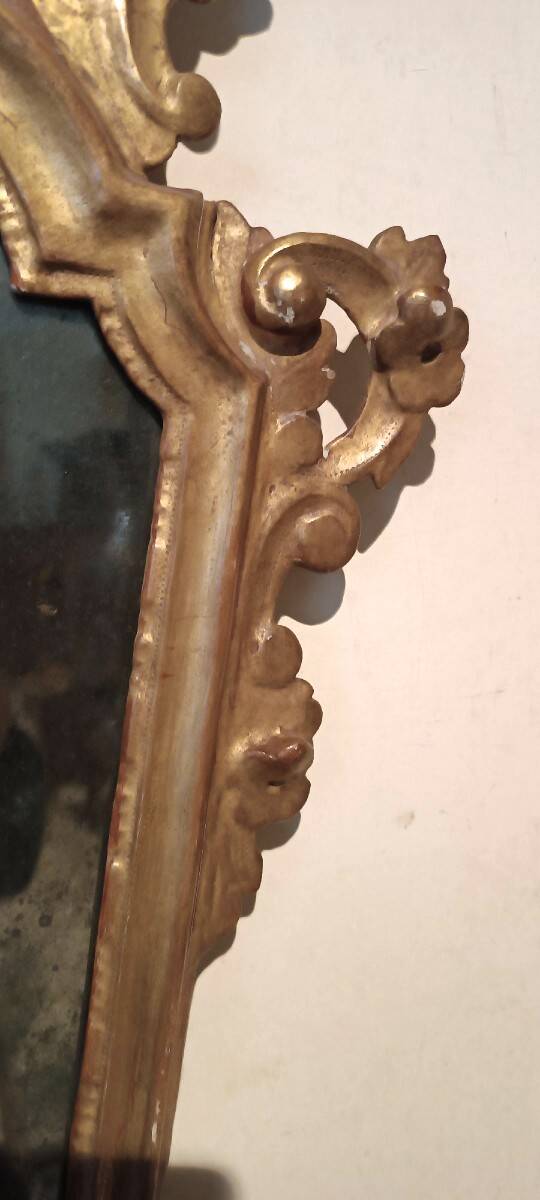 Ancienne paire de miroirs en bois sculpté et doré