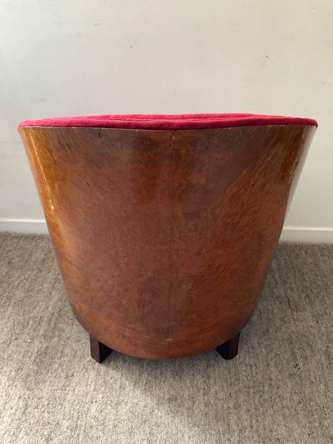 Fauteuil bergère Art Déco en loupe d’orme et velours