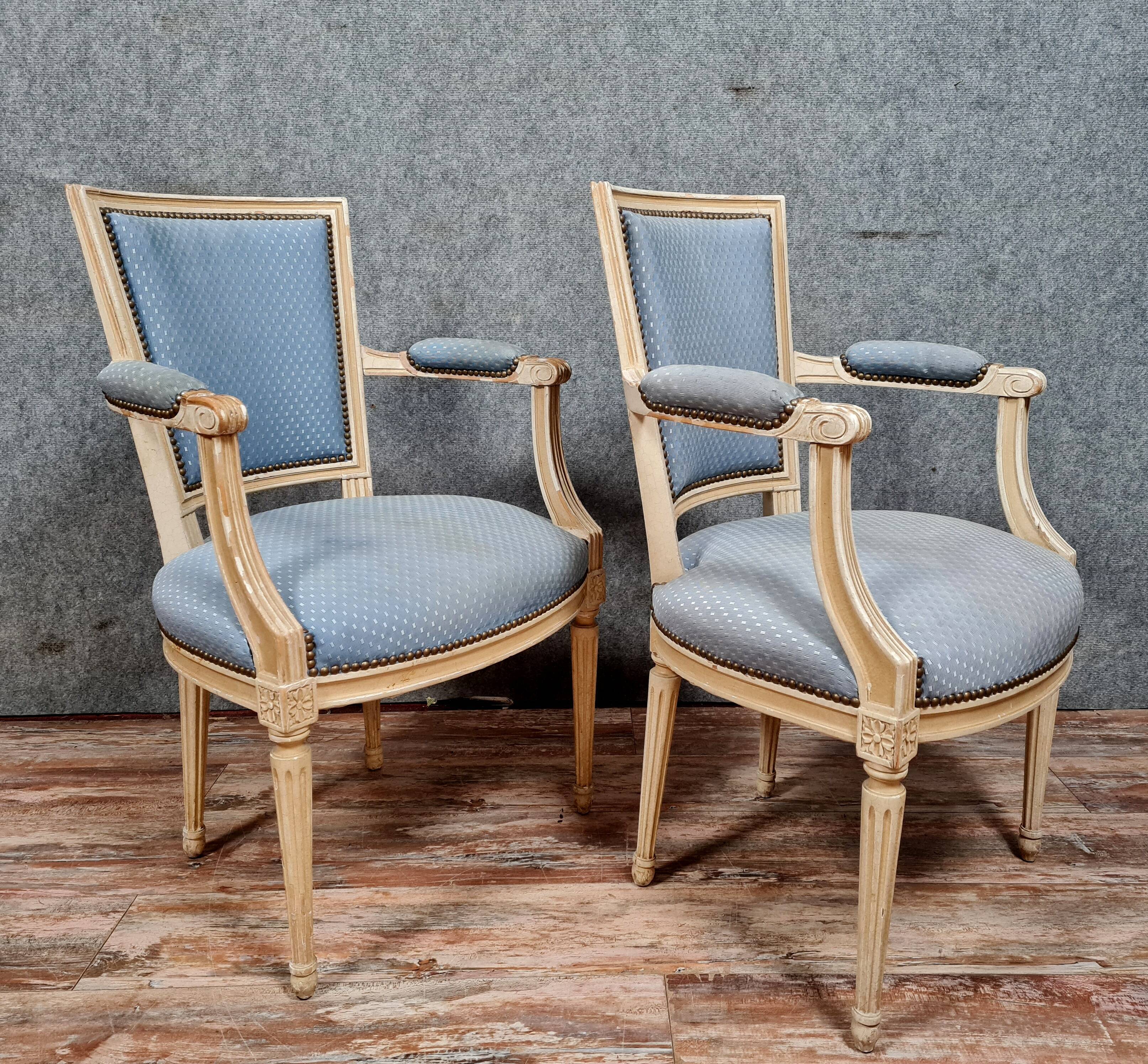 Paire de fauteuils Louis XVI en bois laqué vers 1900