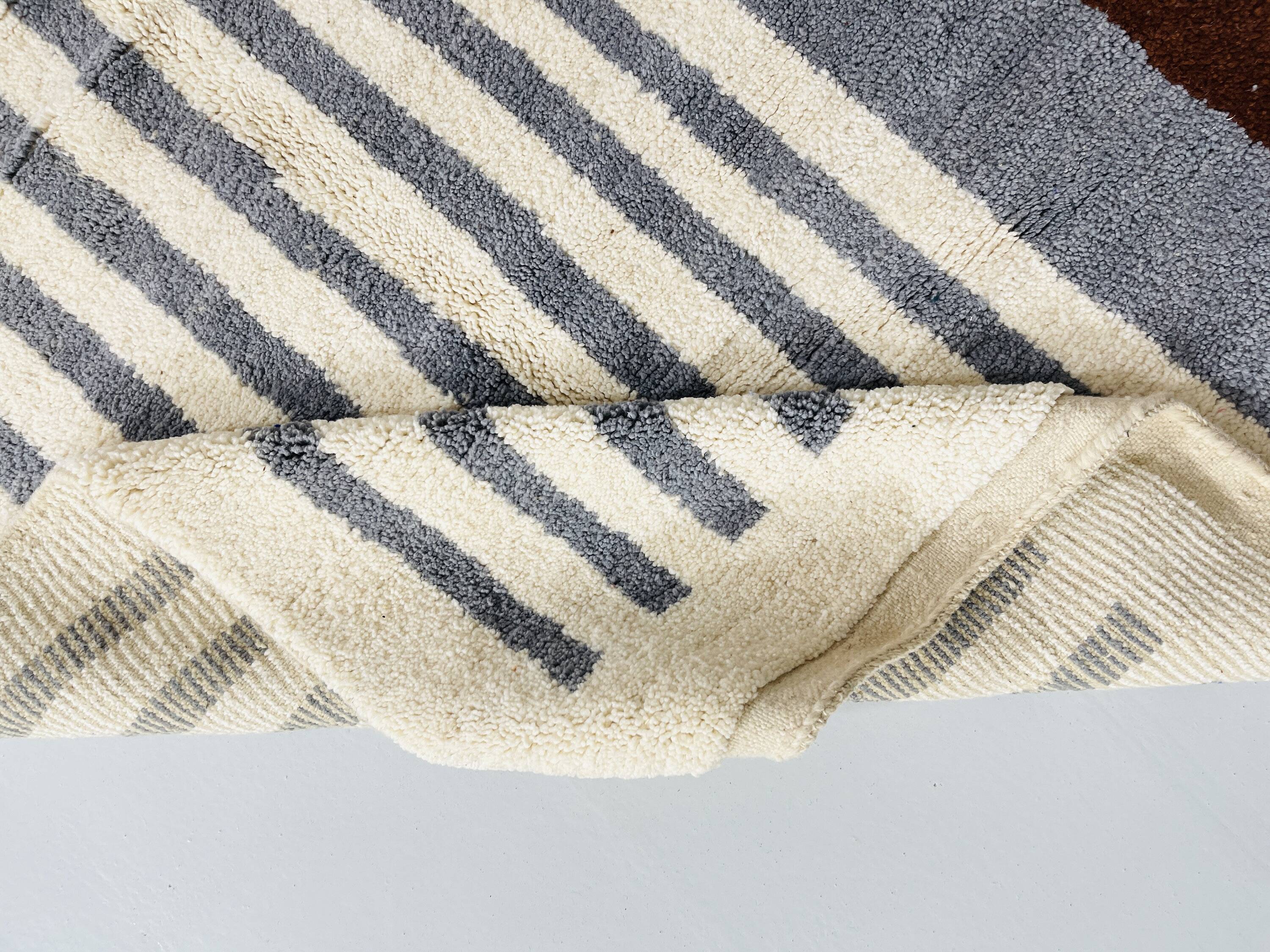 Handmade artisanal Berber rug 2.5x1.5 m