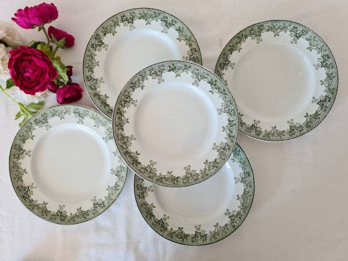Lot de 5 assiettes plates anciennes en terre de fer modèle Estival de la manufacture française de Saint Amand