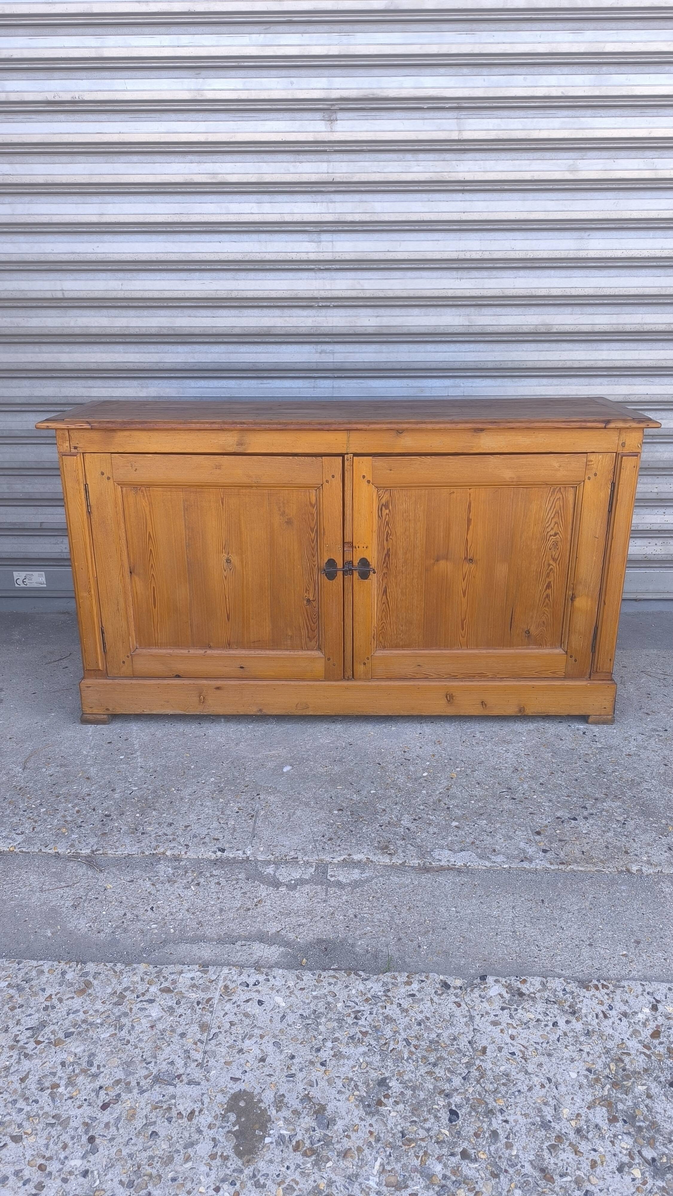 Meuble de métier - buffet en pin suédois 1940