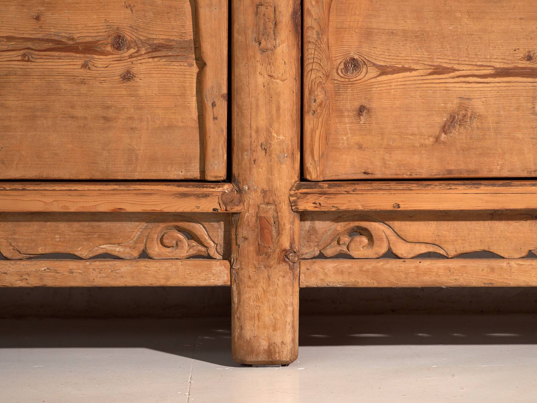 Old pine wood sideboard (circa 1920)