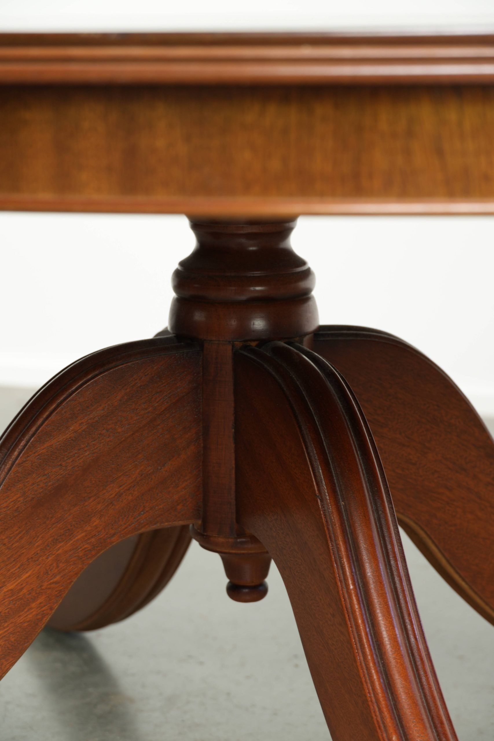 Table basse avec un plateau en cuir rouge de style anglais du 20e siècle.