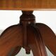 Table basse avec un plateau en cuir rouge de style anglais du 20e siècle.