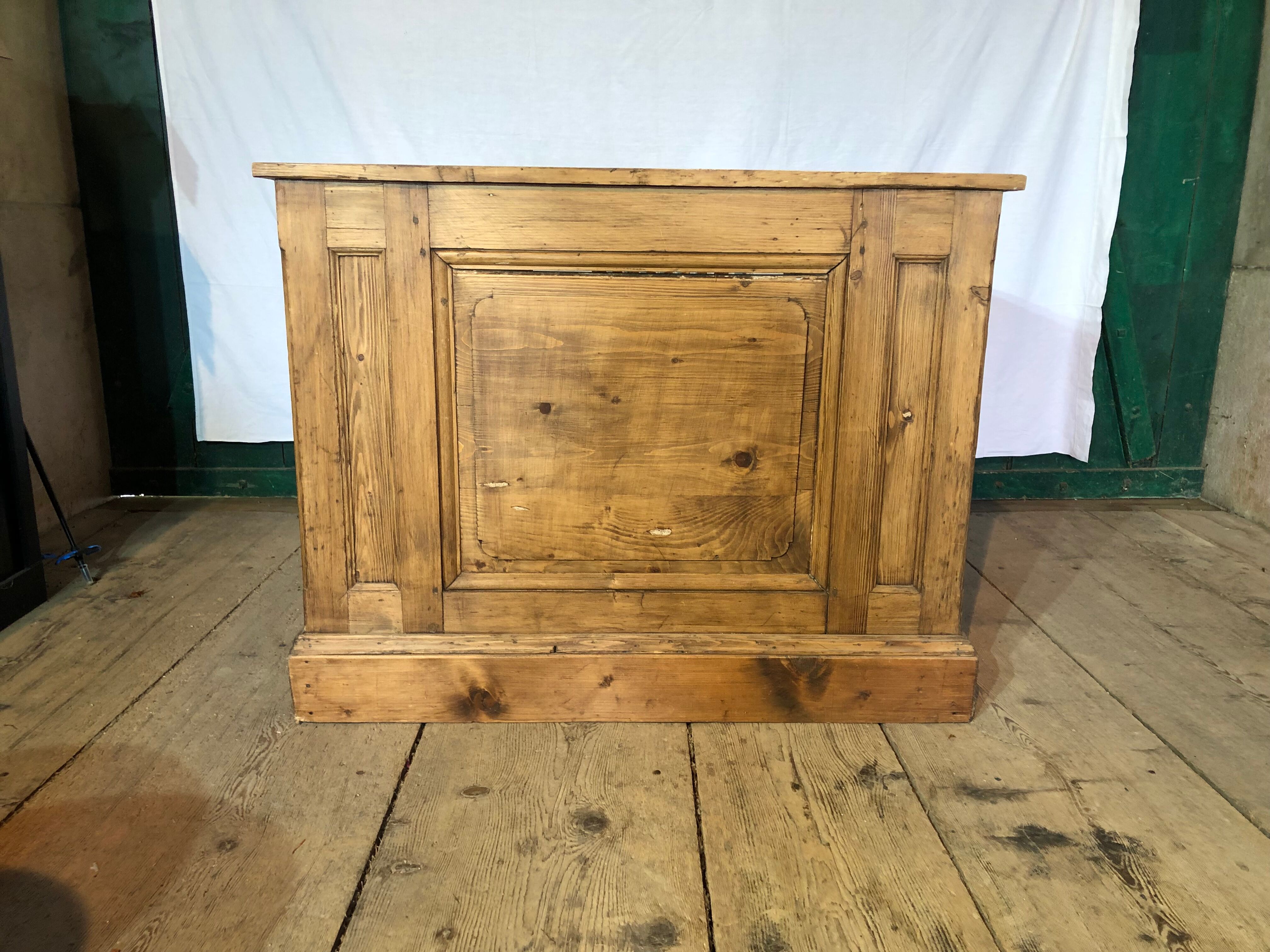 Bureau d’un maître d’école et sa chaises