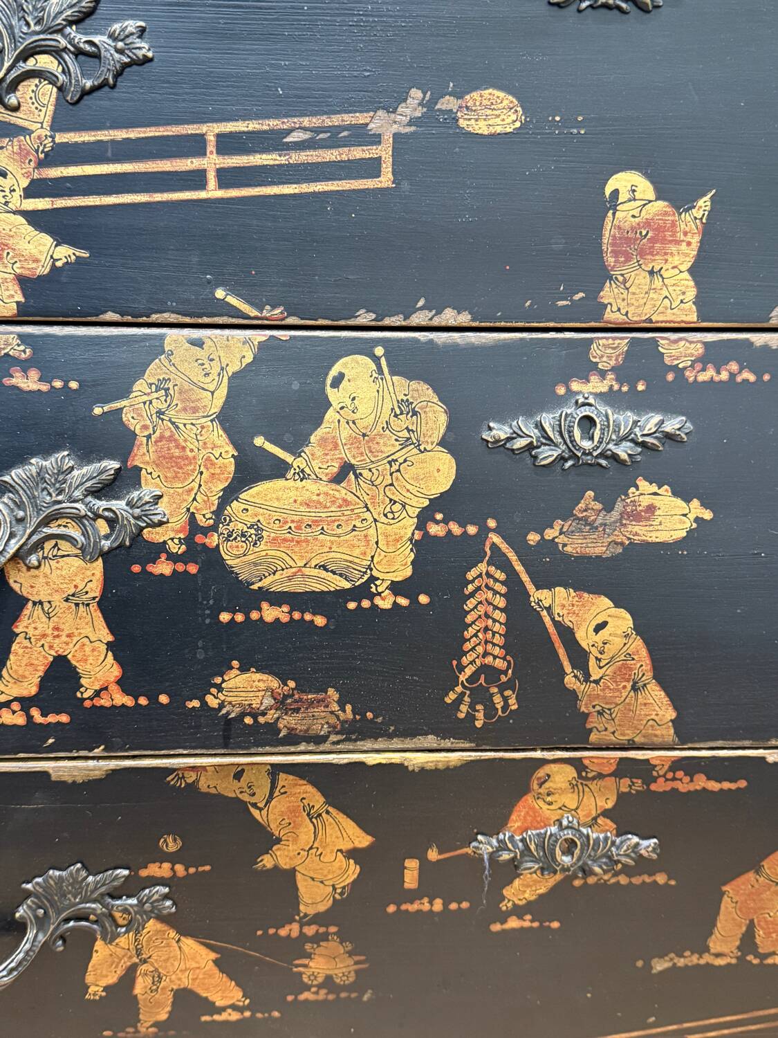 Chest of drawers with 3 drawers, Chinese decor, 20th century.