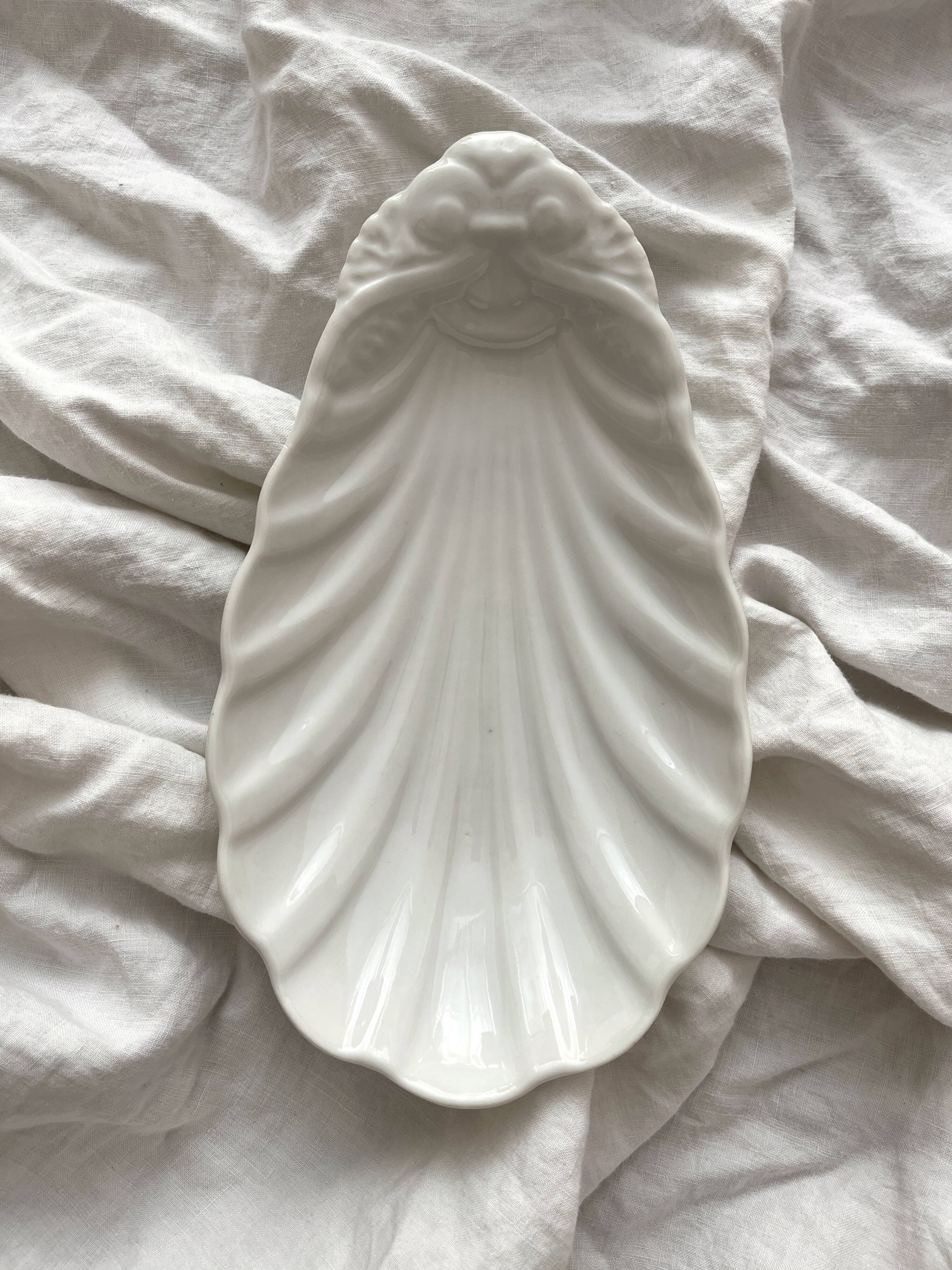 Small shell dish in old porcelain