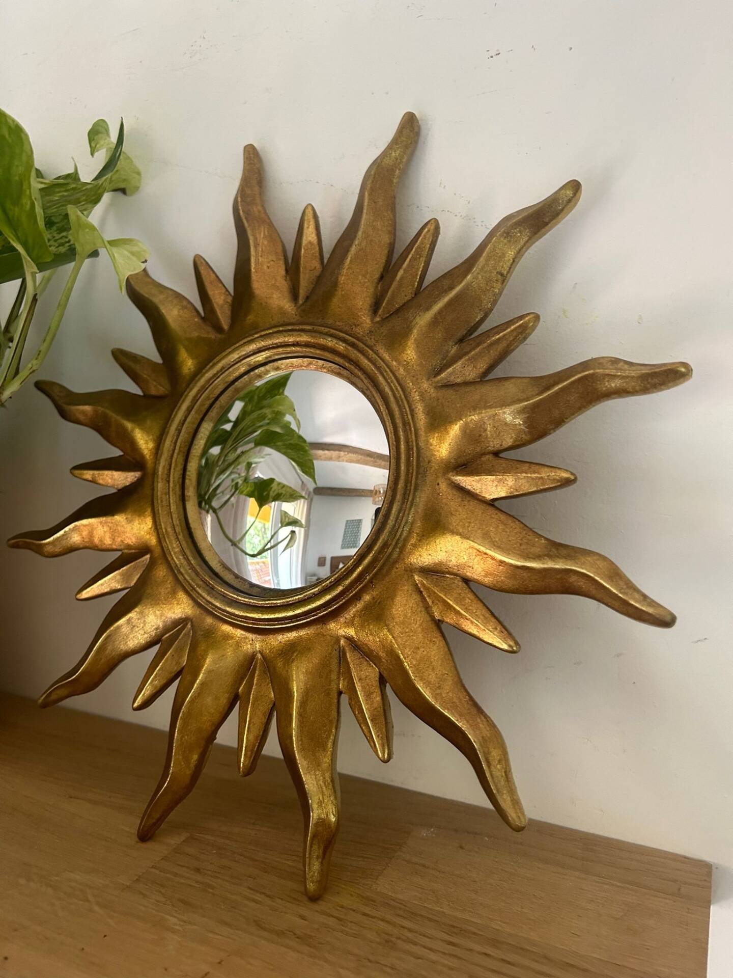 Convex mirror in the shape of a sun