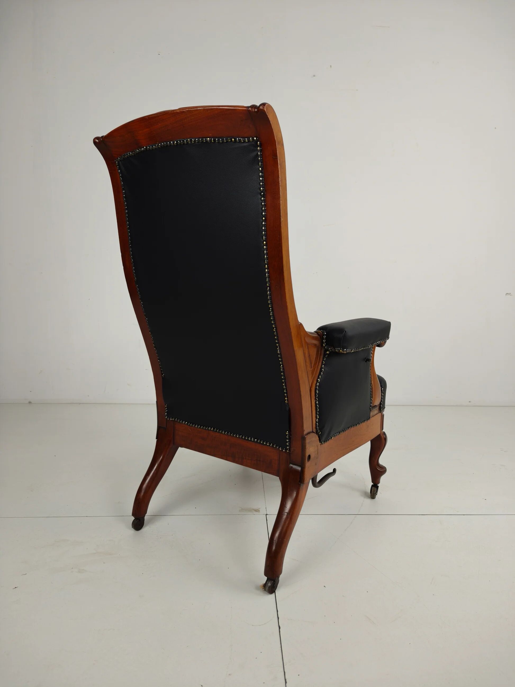 Fauteuil de bibliothèque ancien du XIXe siècle par Horrix – cuir noir