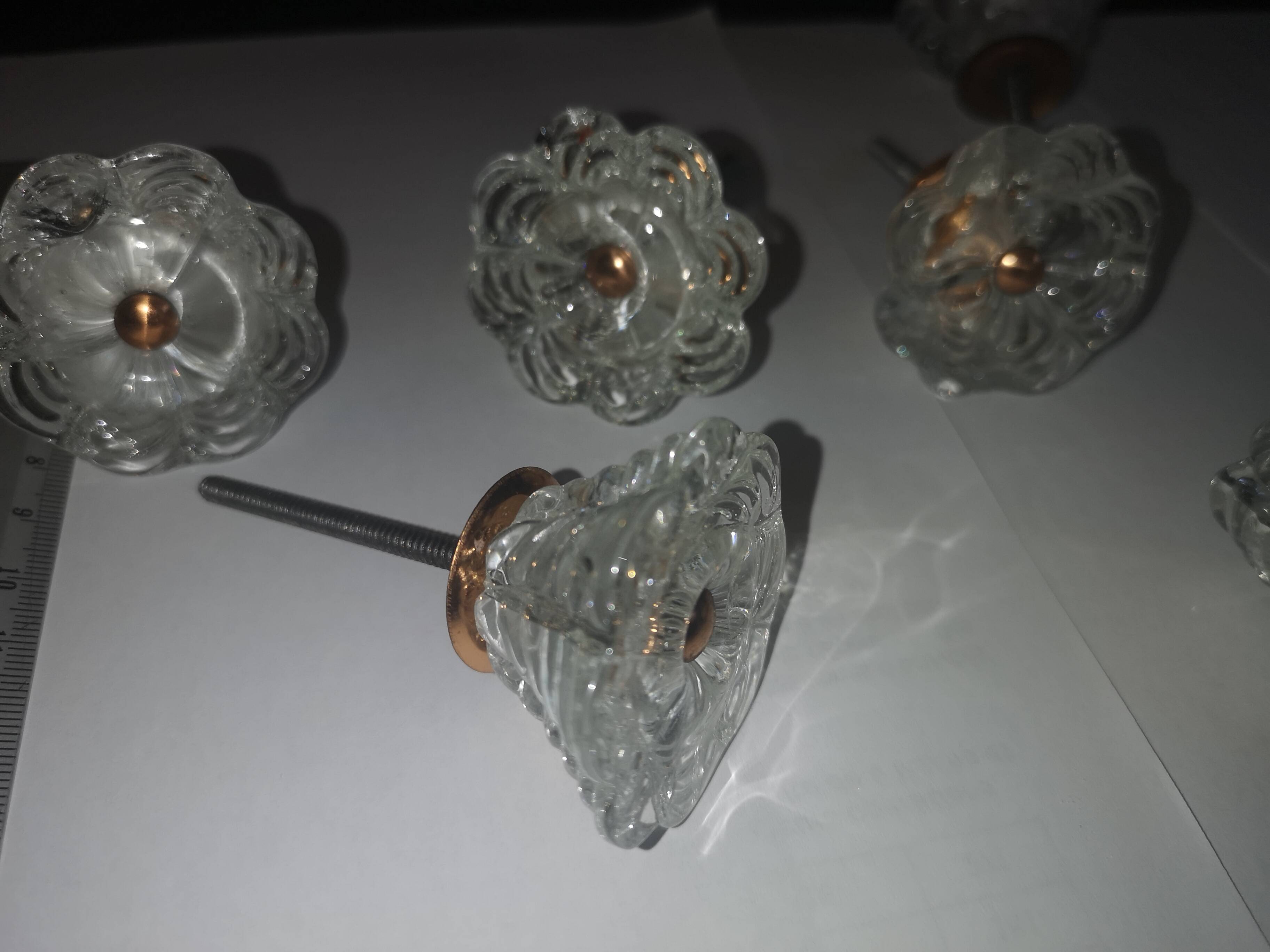 7 anciens boutons de meuble en verre épais transparent