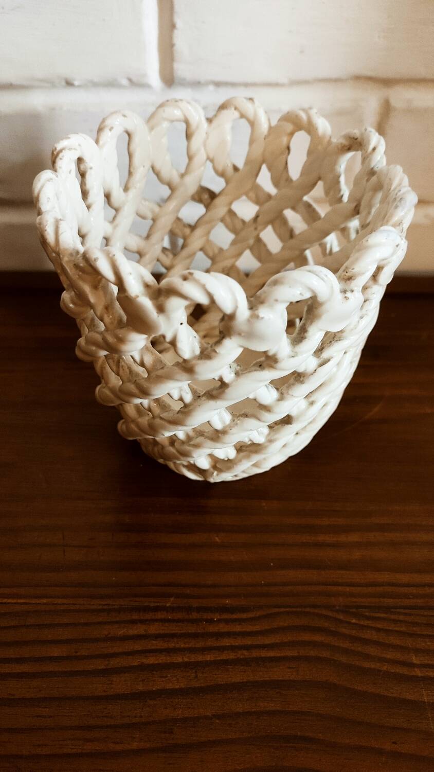 Woven earthenware pot