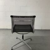 Swivel armchair by Charles and Ray Eames, Vitra edition