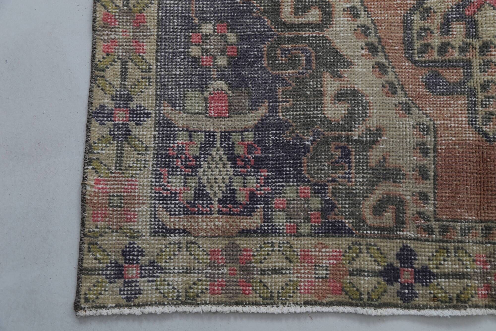 Vintage multicoloured Turkish rug with floral medallion, 125 × 213 cm
