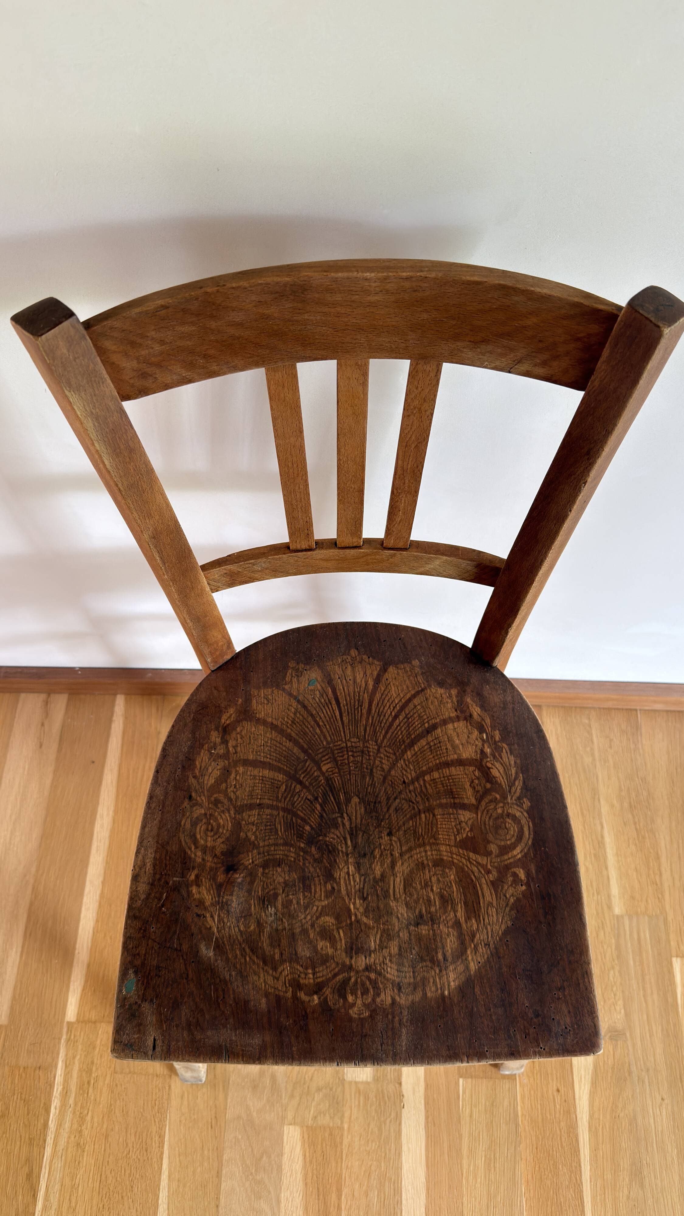 Chaise de bistrot en bois. estampillée luterma