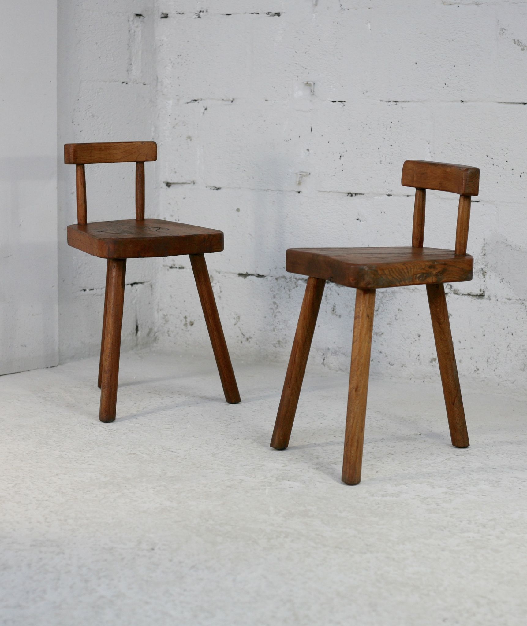 Paire de tabourets tripodes à dossier brutalistes, France, circa 1960