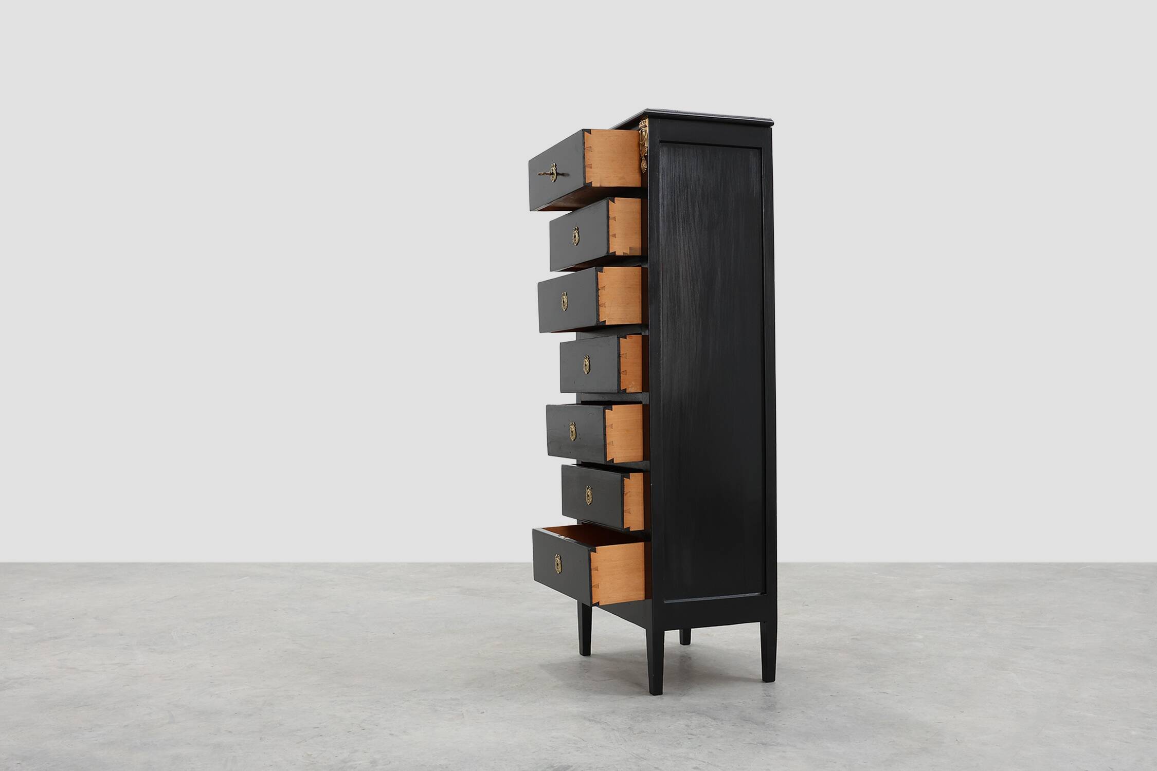 20th Century Louis XV-Style Black Lacquered Chest of Drawers with brass Mou