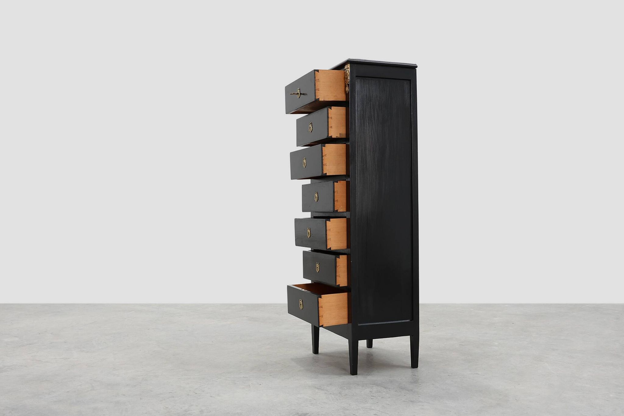 20th Century Louis XV-Style Black Lacquered Chest of Drawers with brass Mou