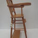 chaise haute de poupée à barreaux , bois clair