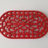 Red enamelled cast iron trivet