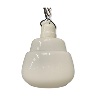 Suspension en verre de lait opalin avec plateau en porcelaine blanche