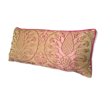 Housse de coussin décorative en brocart avec des motifs ottomans turcs du 16ème siècle.
